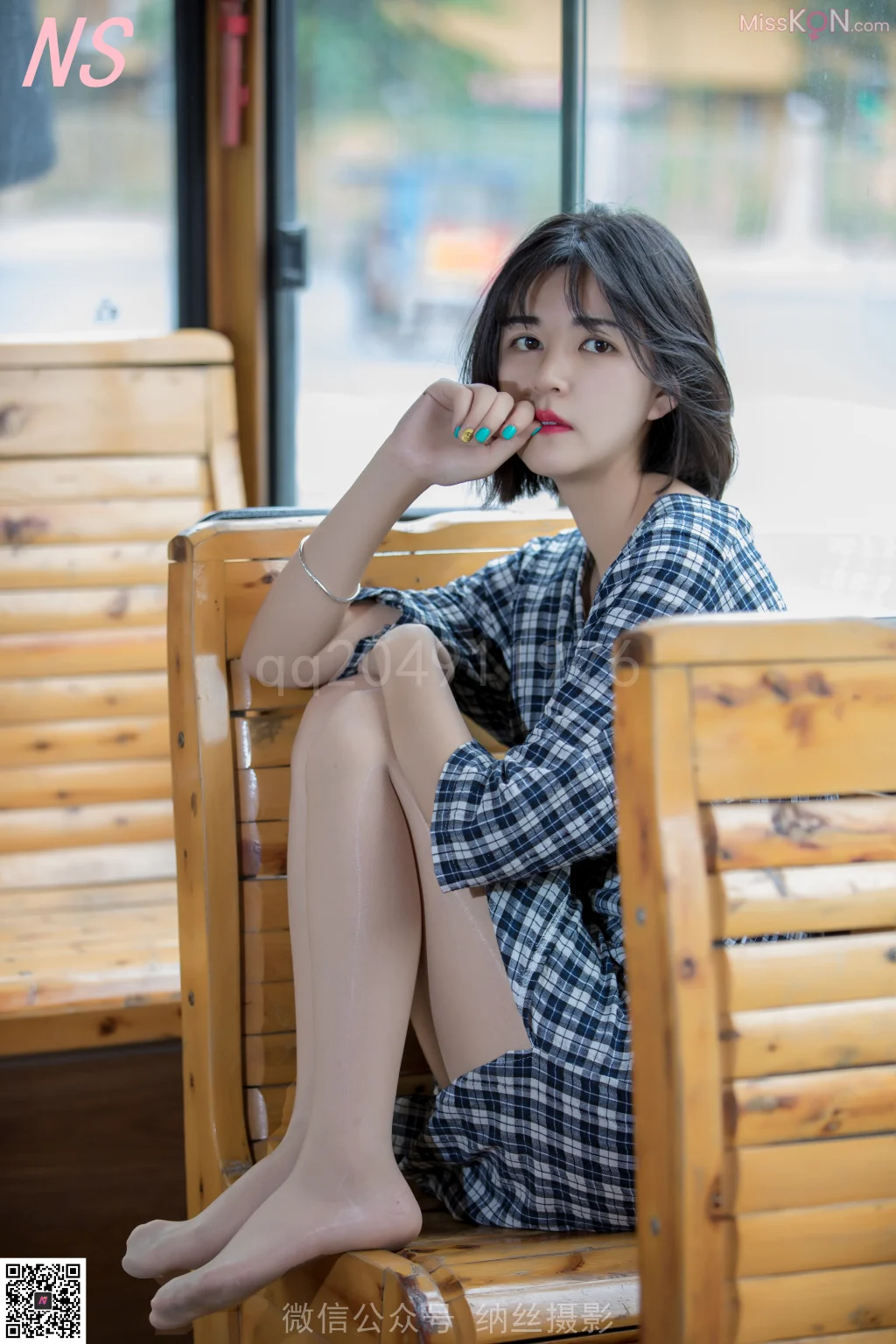 [NS纳丝摄影] No.012: YOM公交站肉丝女神 (33 photos)