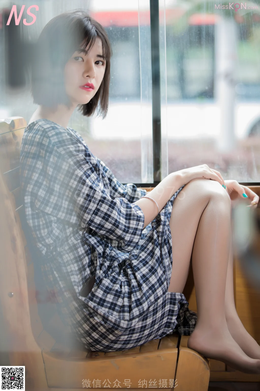 [NS纳丝摄影] No.012: YOM公交站肉丝女神 (33 photos)