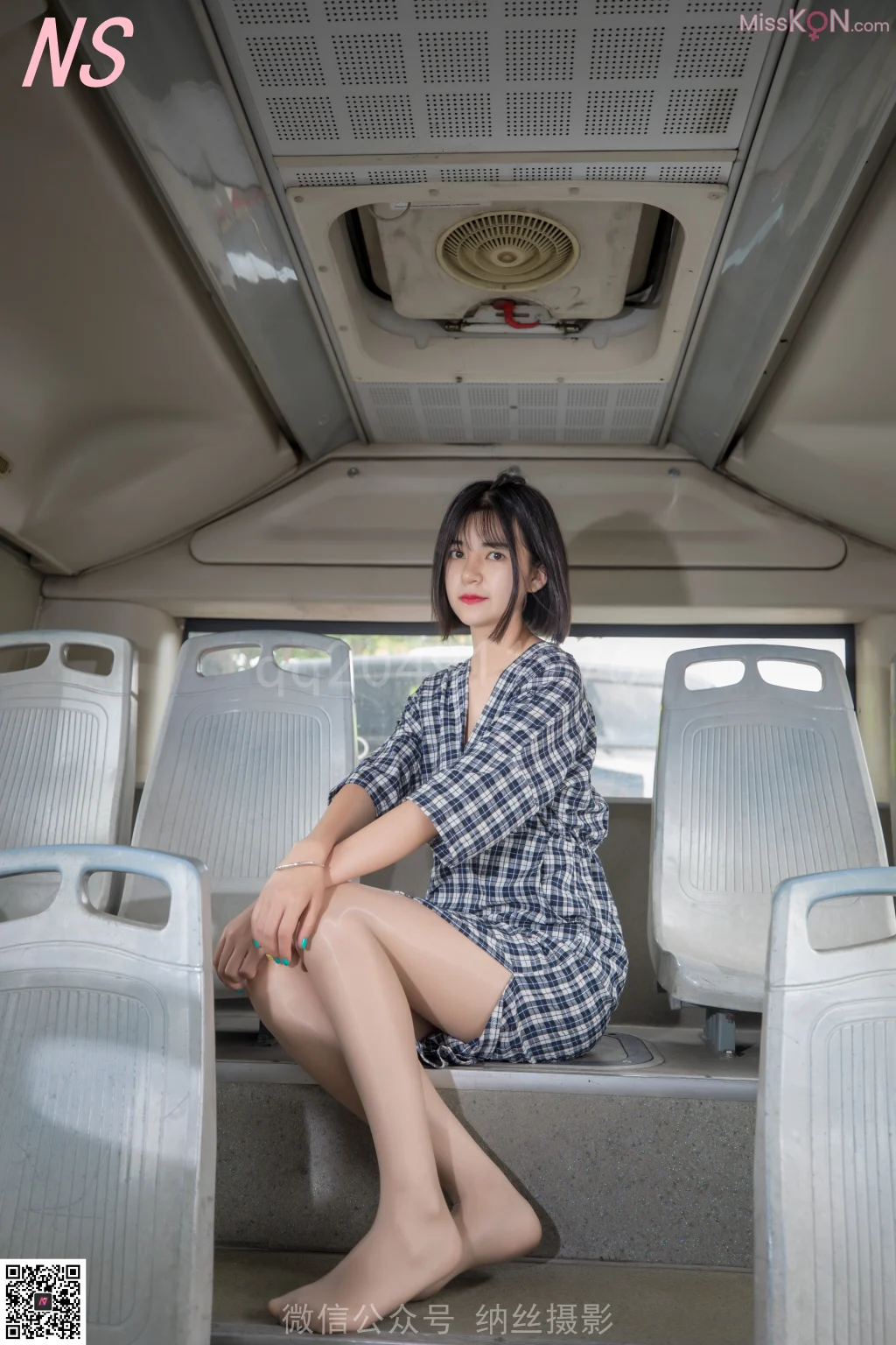 [NS纳丝摄影] No.012: YOM公交站肉丝女神 (33 photos)