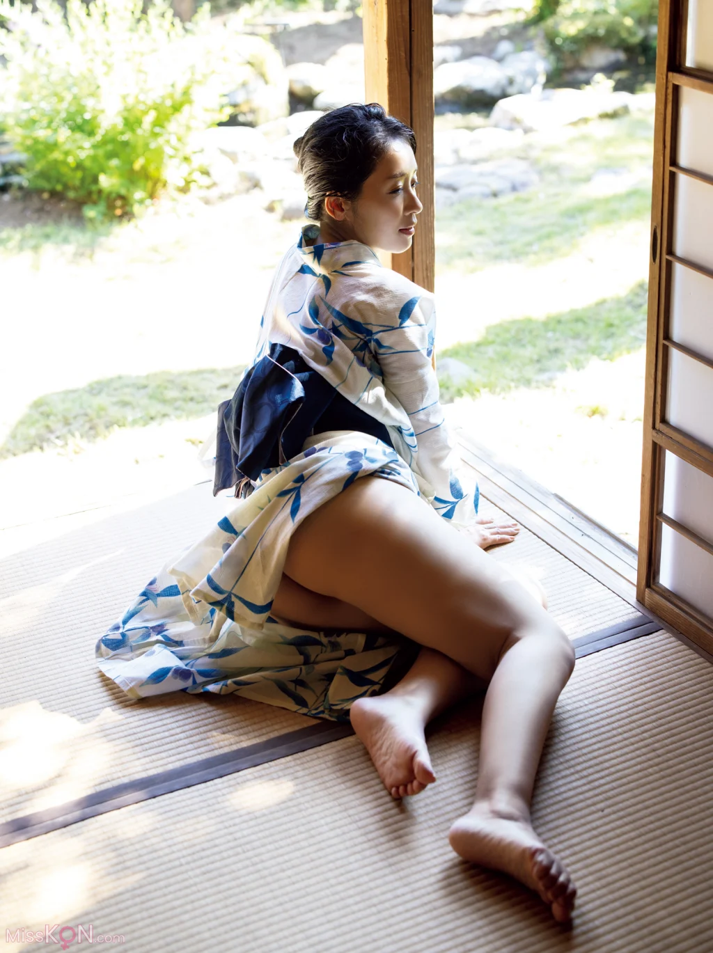 [JP] Megumi Kagurazaka (神楽坂恵): 【電子版だけの特典カットつき】写真集 はだいろ 遙 (123 photos)