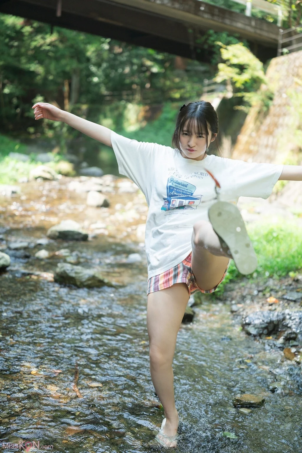 [JP] Miu Shirahama (白濱美兎): FLASHデジタル写真集 僕らが友達だった頃 (97 photos)