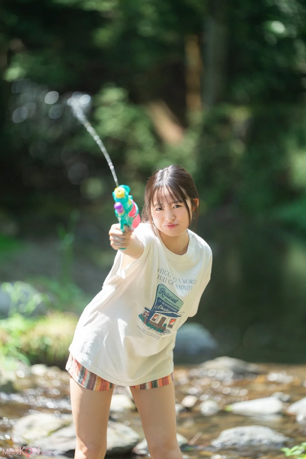[JP] Miu Shirahama (白濱美兎): FLASHデジタル写真集 僕らが友達だった頃 (97 photos)