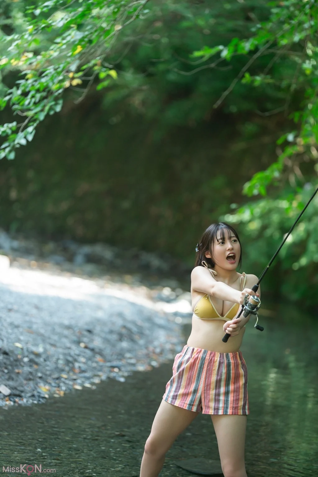 [JP] Miu Shirahama (白濱美兎): FLASHデジタル写真集 僕らが友達だった頃 (97 photos)