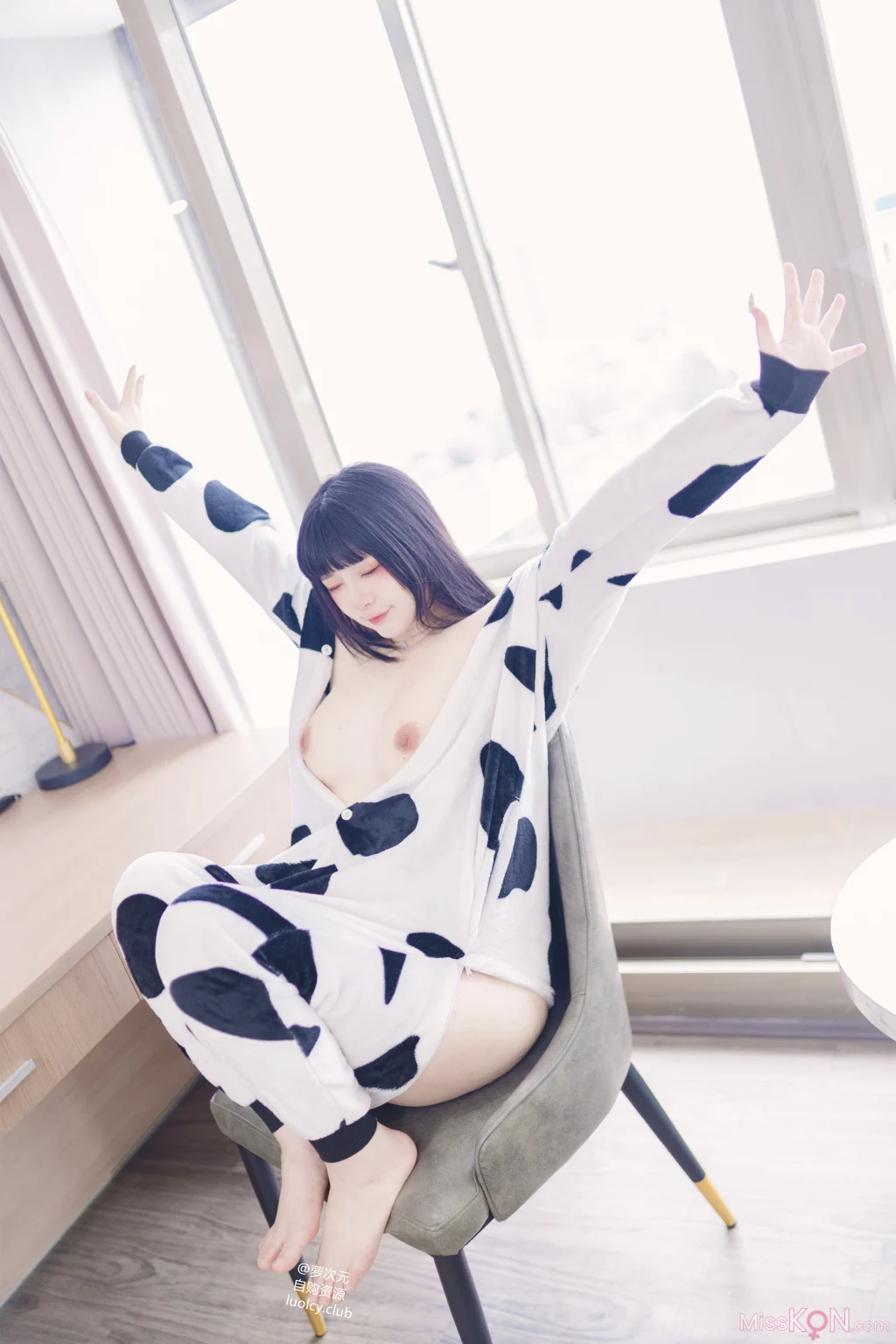 Coser@落落Raku: 8K 奶牛Milky (56 photos + 1 video)