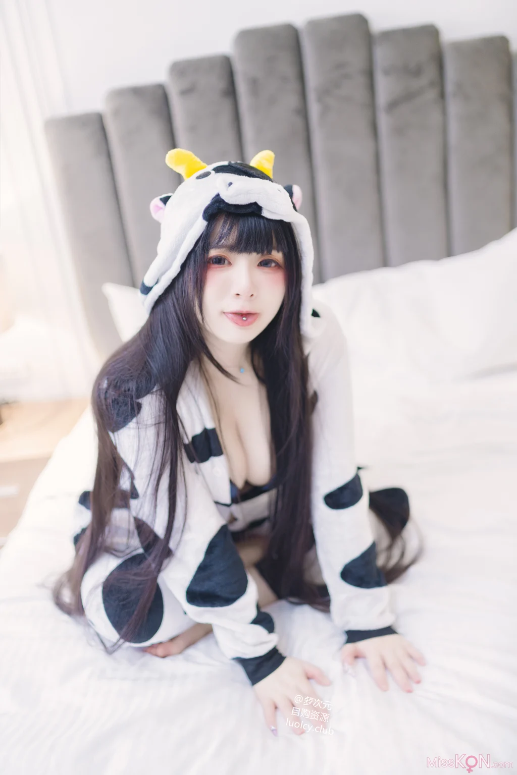 Coser@落落Raku: 8K 奶牛Milky (56 photos + 1 video)