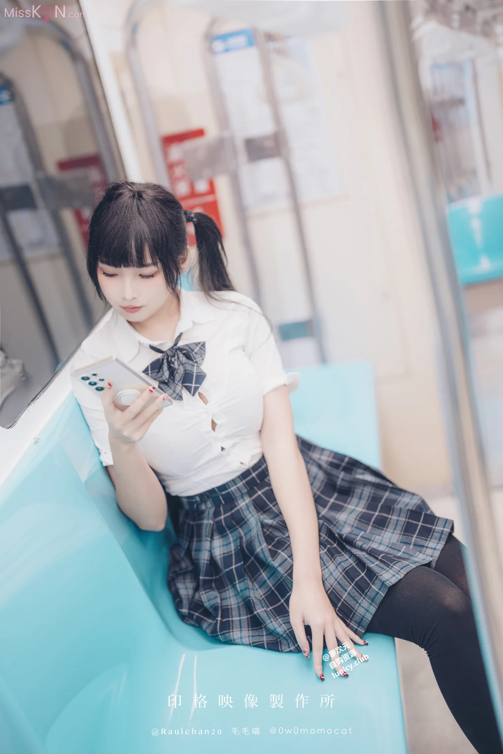 Coser@慕慕Momo: 電車通學少女 (8K ver) (64 photos + 1 video)