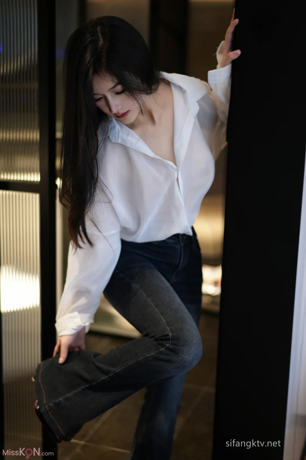 [XR Uncensored] 谭小灵: R18 秀人网模特 牛仔裤原图 (99 photos + 1 video)