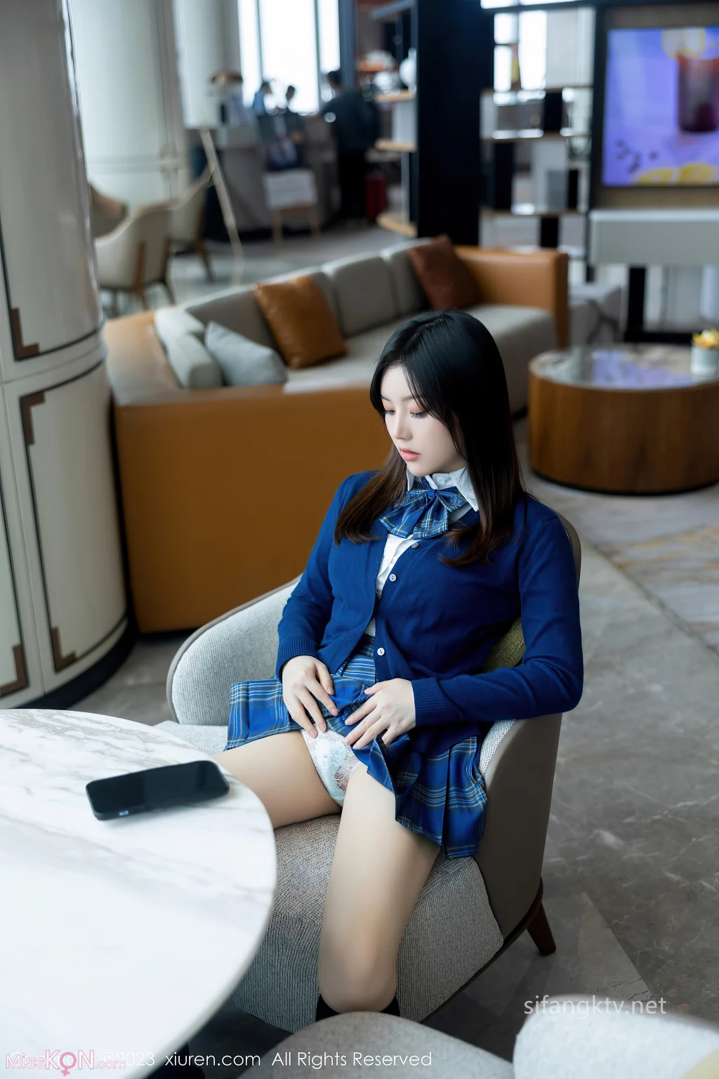 [XR Uncensored] Dou Ban Jiang (豆瓣酱): R18 秀人网模特 公众场合超刺激 (134 photos + 2 videos)
