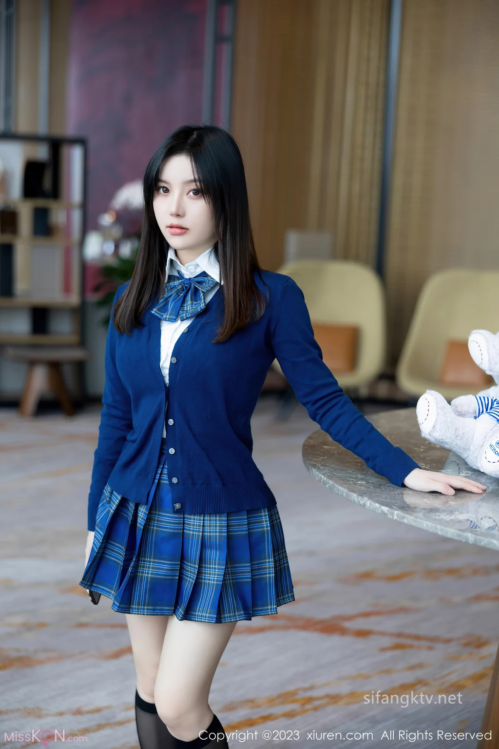 [XR Uncensored] Dou Ban Jiang (豆瓣酱): R18 秀人网模特 公众场合超刺激 (134 photos + 2 videos)