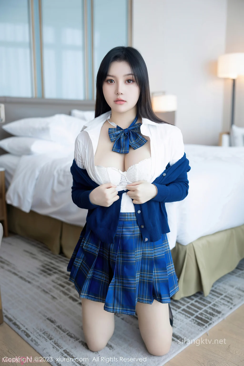 [XR Uncensored] Dou Ban Jiang (豆瓣酱): R18 秀人网模特 公众场合超刺激 (134 photos + 2 videos)