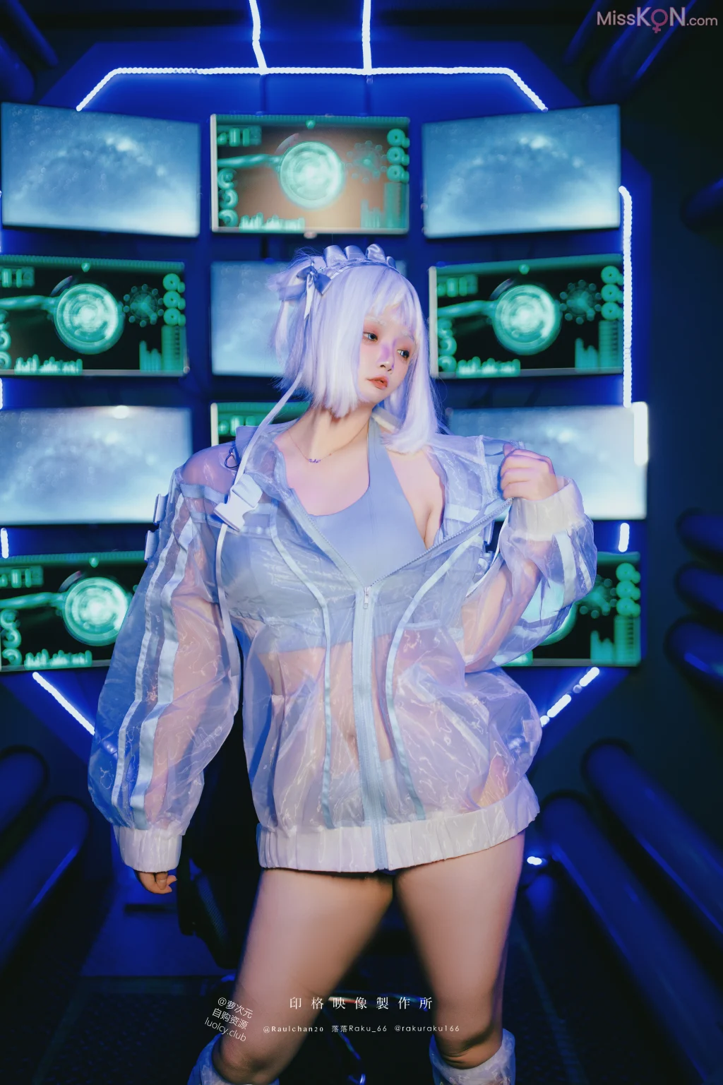 Coser@落落Raku: 侵略者V日常 (8K Ver.) (52 photos + 1 video)