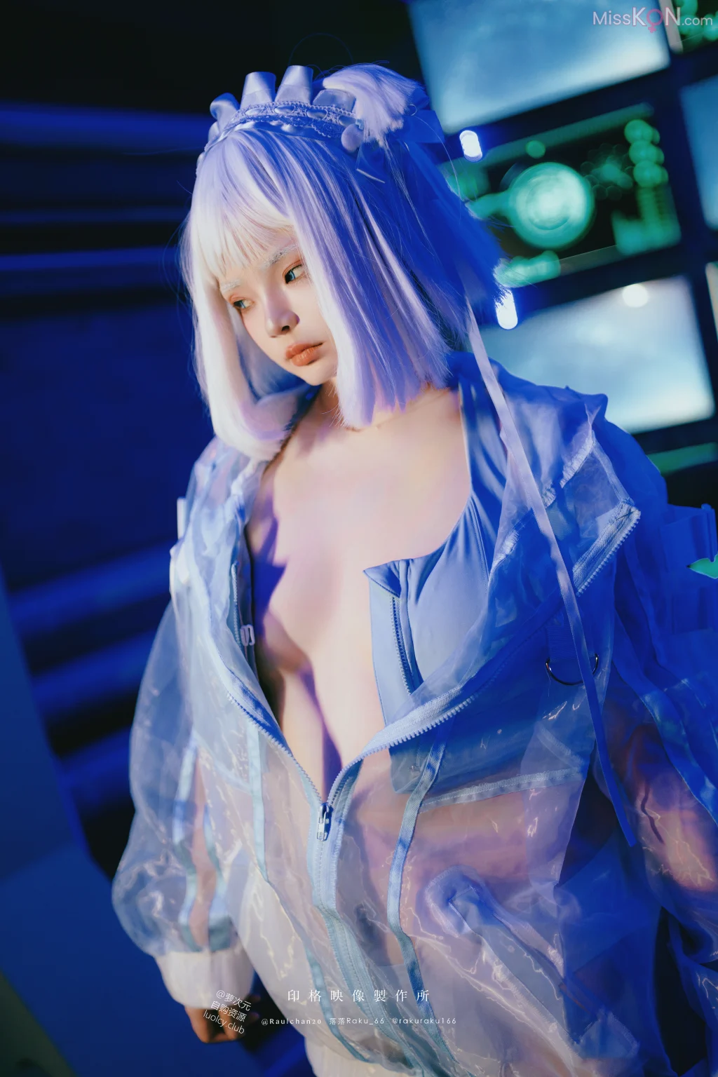 Coser@落落Raku: 侵略者V日常 (8K Ver.) (52 photos + 1 video)