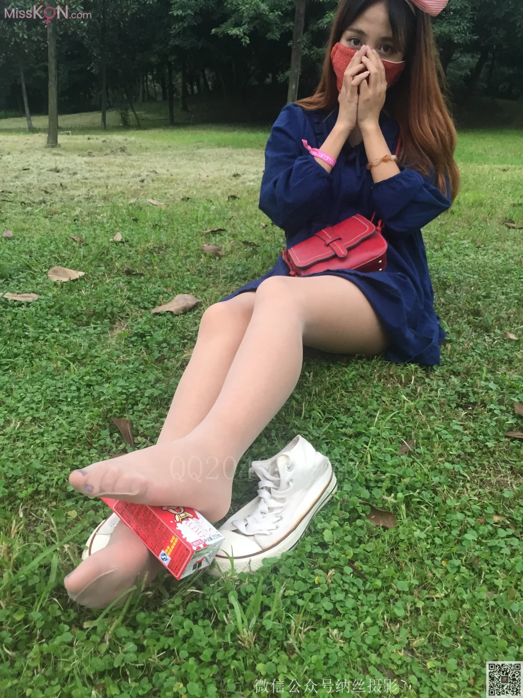 [NS纳丝摄影] No.048: 璐璐 萌妹子肉丝美腿 (82 photos)