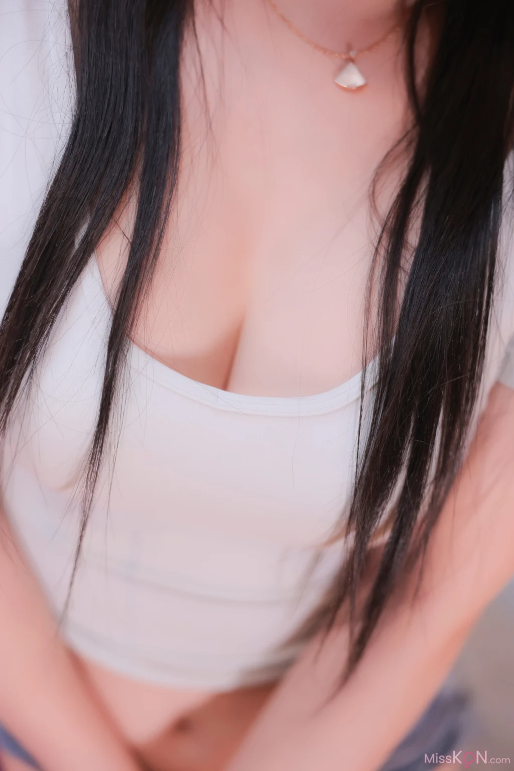 [内购无水印] 林杉杉: R18 秀人网模特 牛仔丁字短裤拍摄花絮 (77 photos + 2 videos)