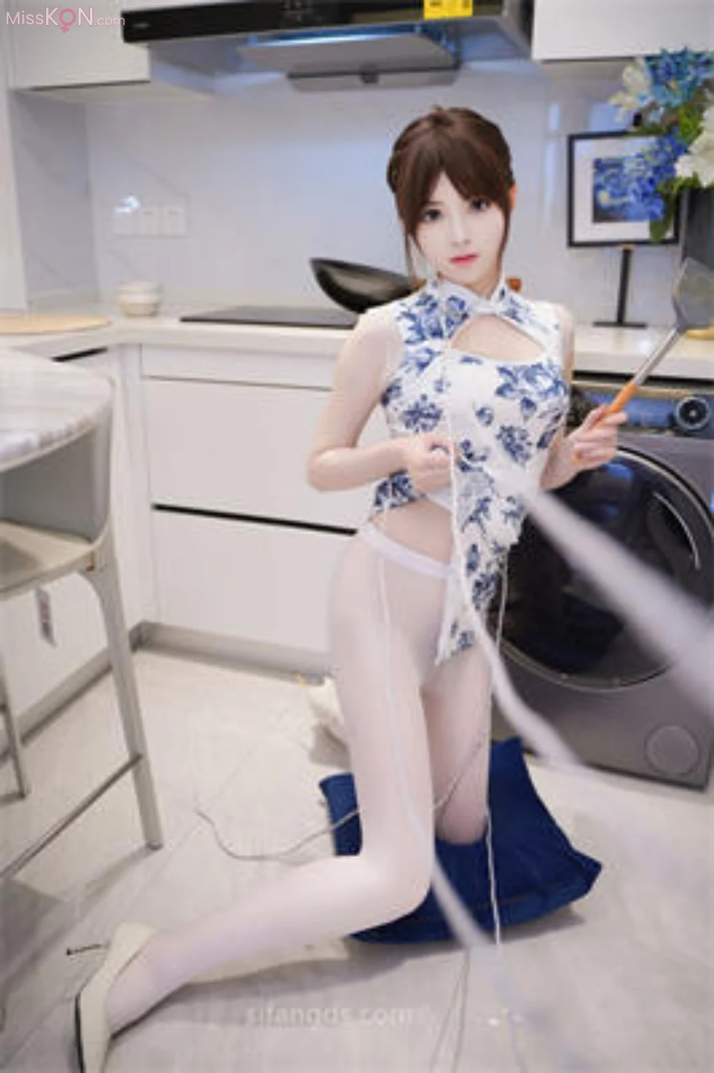 [XR Uncensored] 梦灵儿: R18 秀人网模特 旗袍配白丝 (119 photos + 1 video)