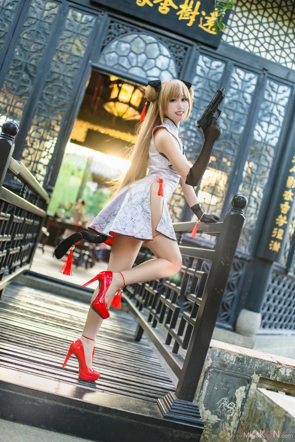 Coser@羽生三未: 少女前线 Mk23 蜂糖花 (18 photos)