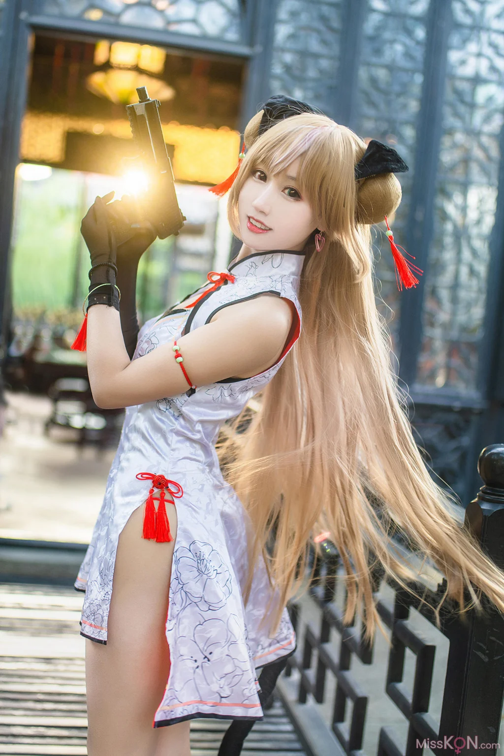 Coser@羽生三未: 少女前线 Mk23 蜂糖花 (18 photos)