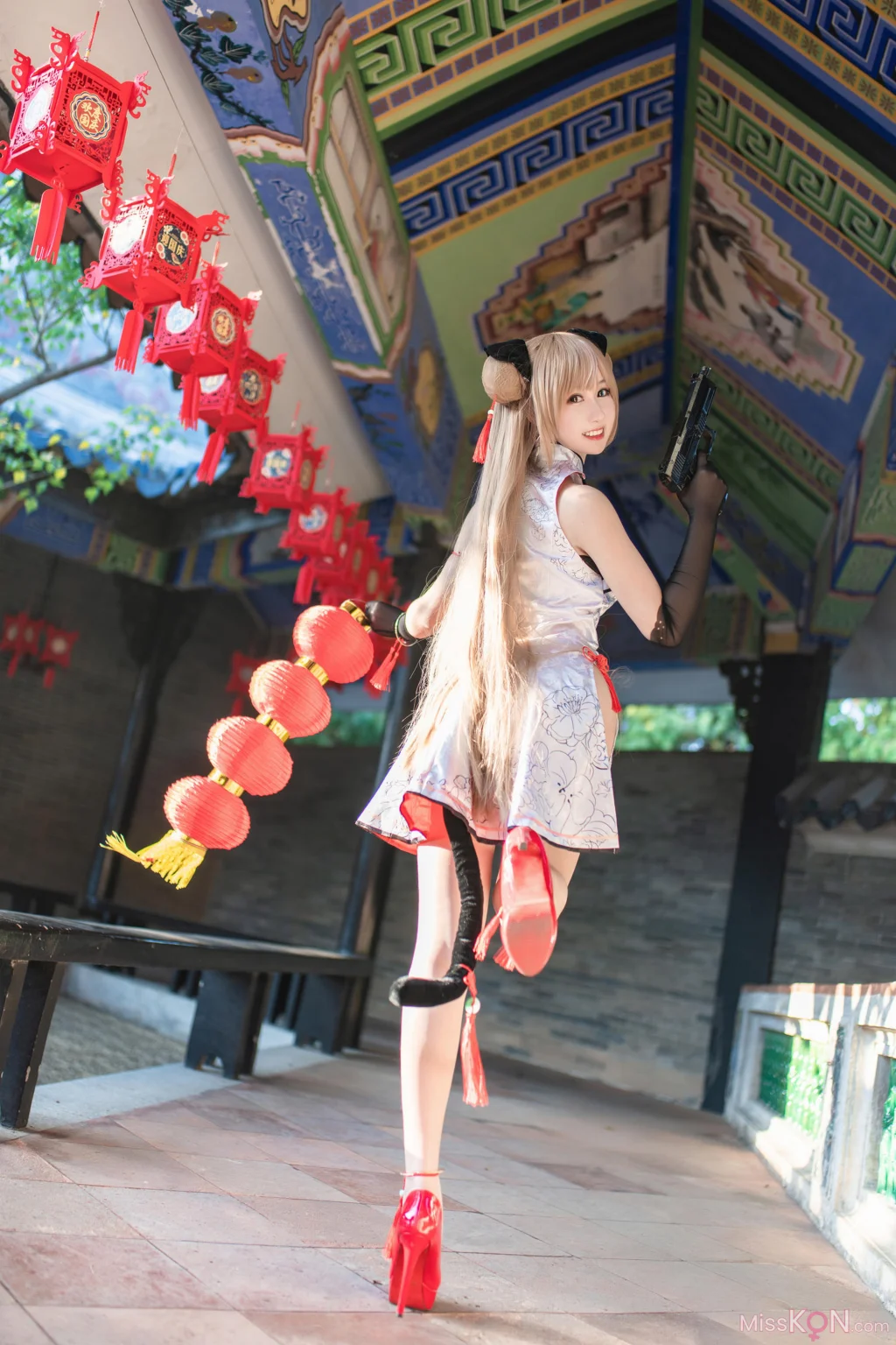 Coser@羽生三未: 少女前线 Mk23 蜂糖花 (18 photos)