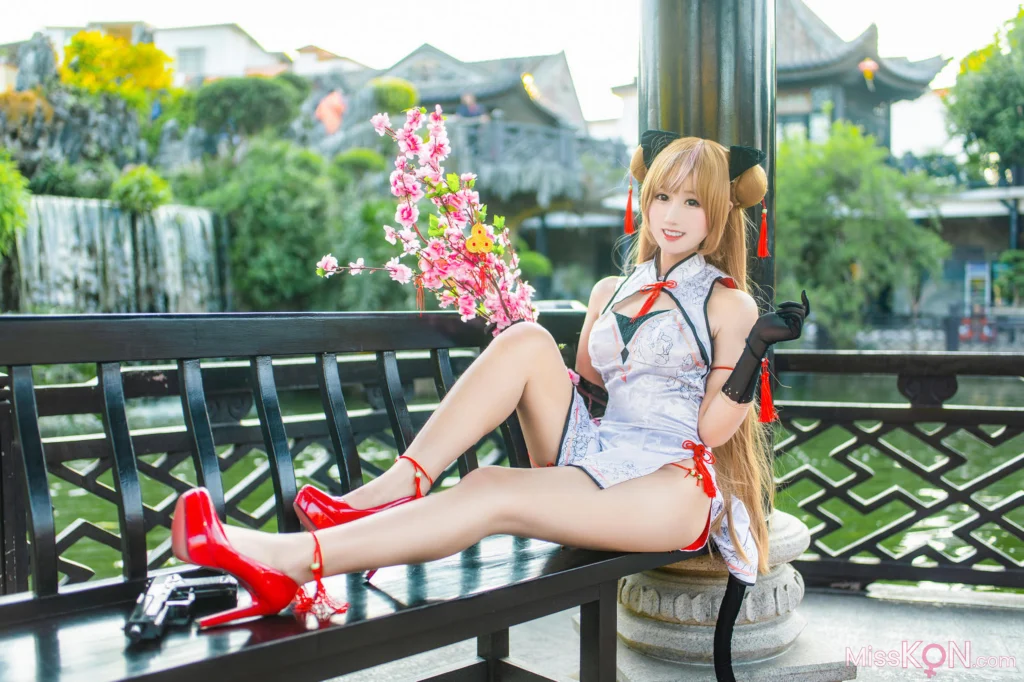 Coser@羽生三未: 少女前线 Mk23 蜂糖花 (18 photos)
