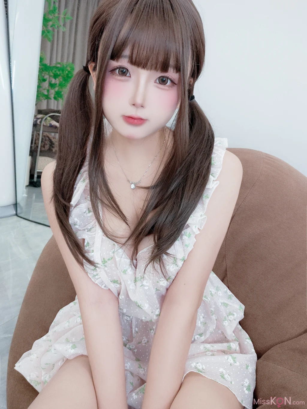Coser@日奈娇: 小围裙 (25 photos + 1 video)