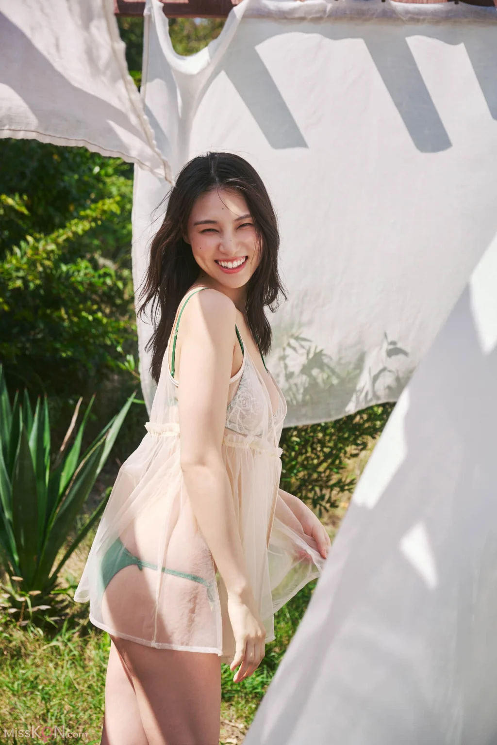 [JP] Iori Sagara (相樂伊織): FLASHデジタル写真集 交わる体温 (64 photos)