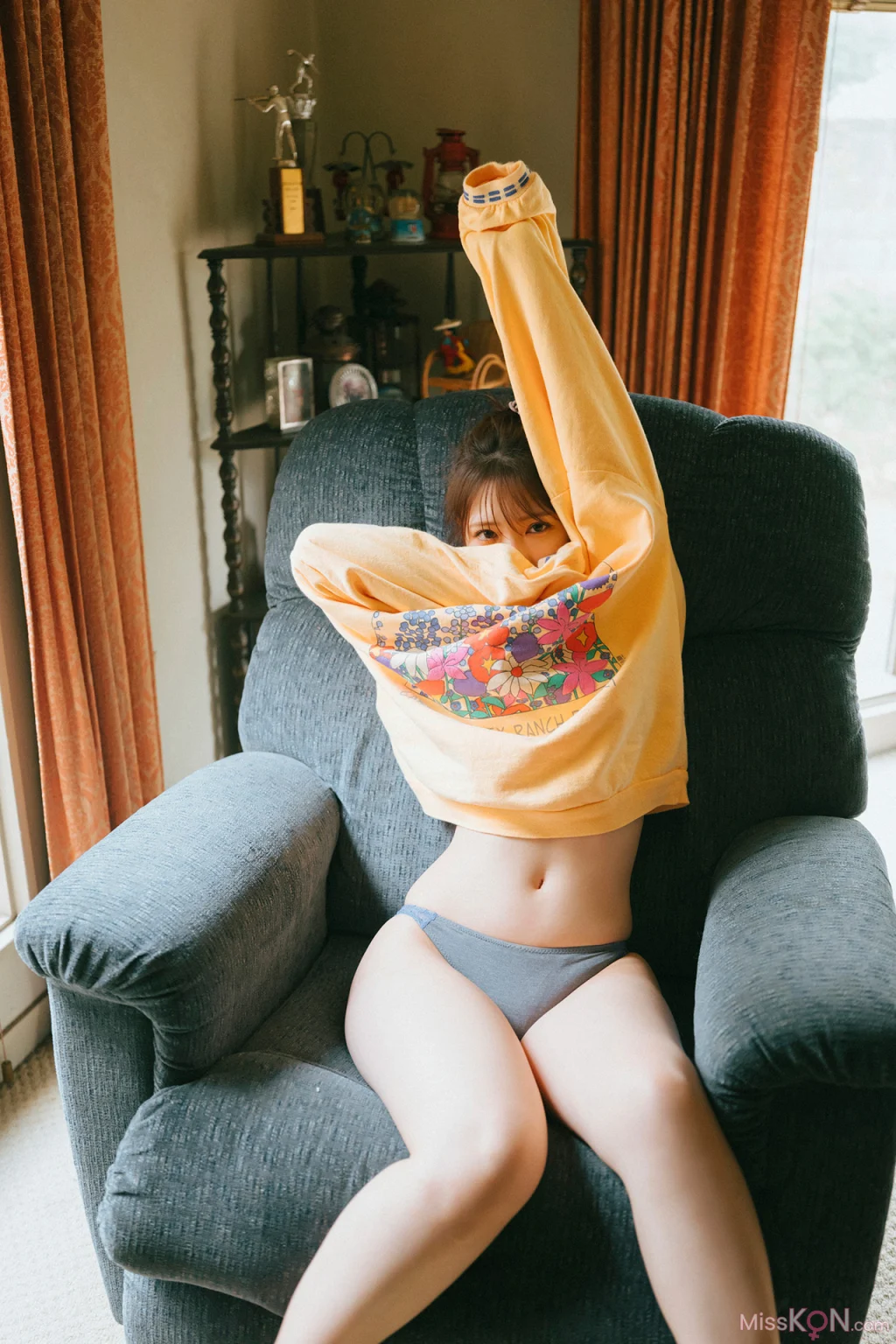 [JP] Sawaguchi Aika (沢口愛華): FLASHデジタル写真集 Innocent White (81 photos)
