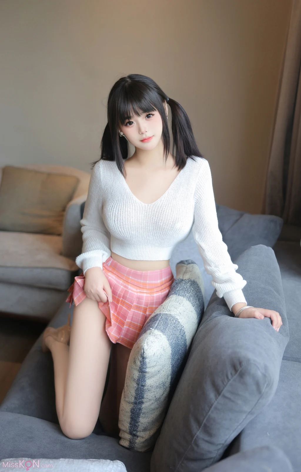 [内购无水印] 徐若兮: R18 秀人网模特 新人首套 真空肉丝 (82 photos)