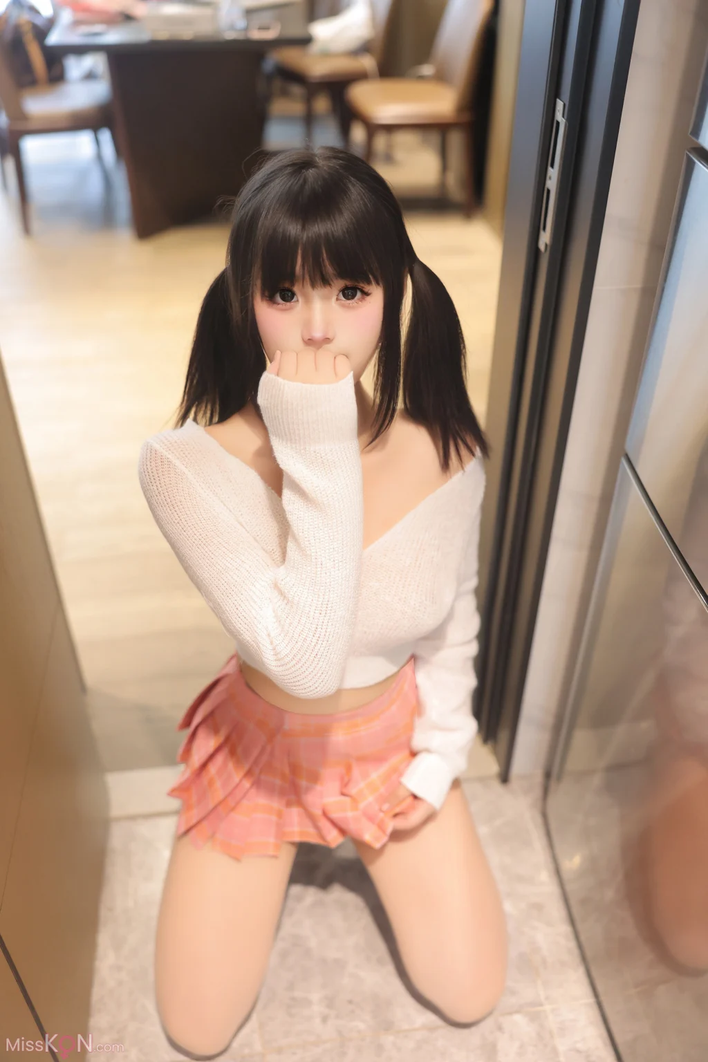 [内购无水印] 徐若兮: R18 秀人网模特 新人首套 真空肉丝 (82 photos)