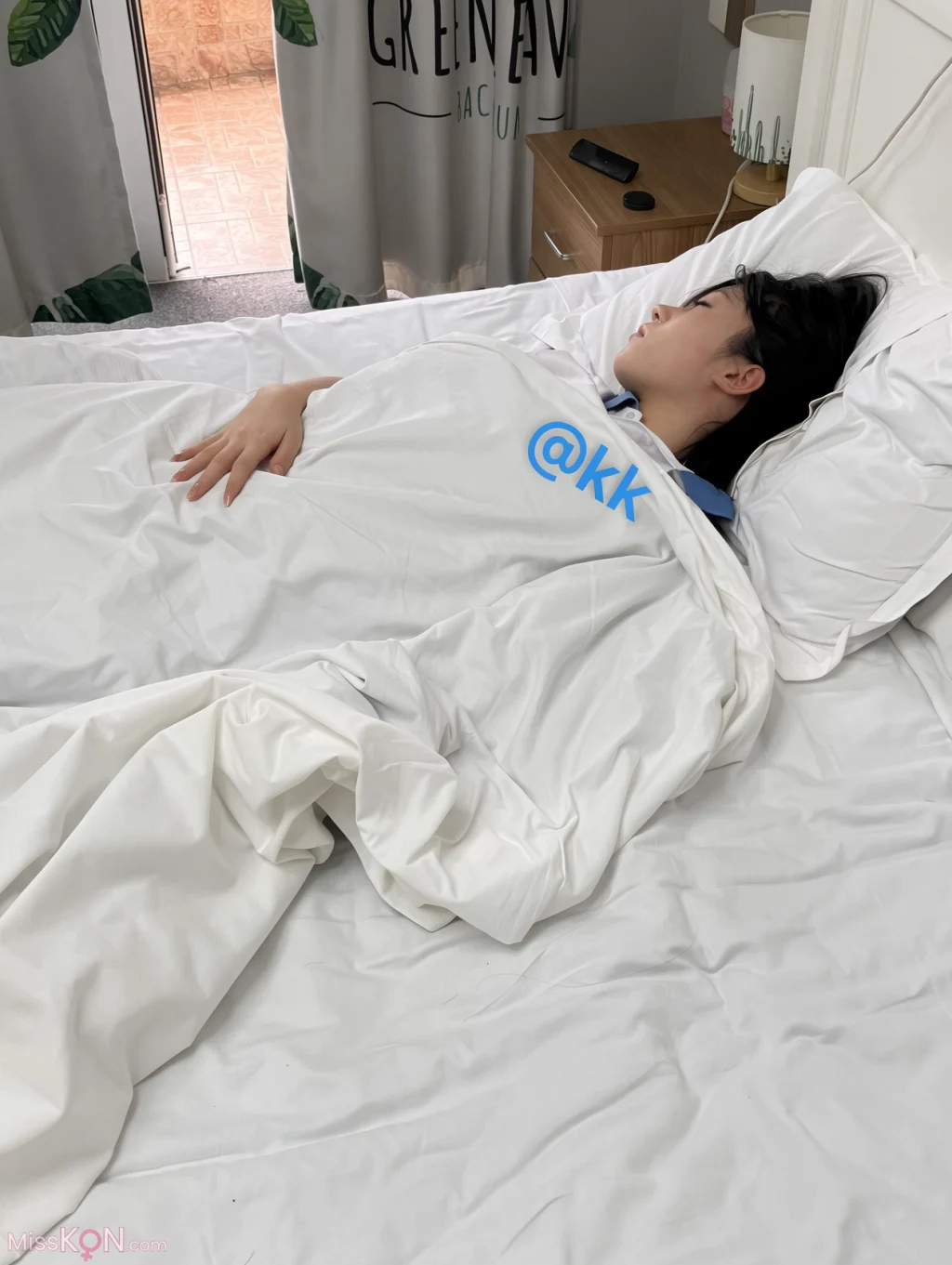 [OtherXXX] 虎皮折耳猫: 极品白虎骚萝莉 (28 photos + 17 videos)