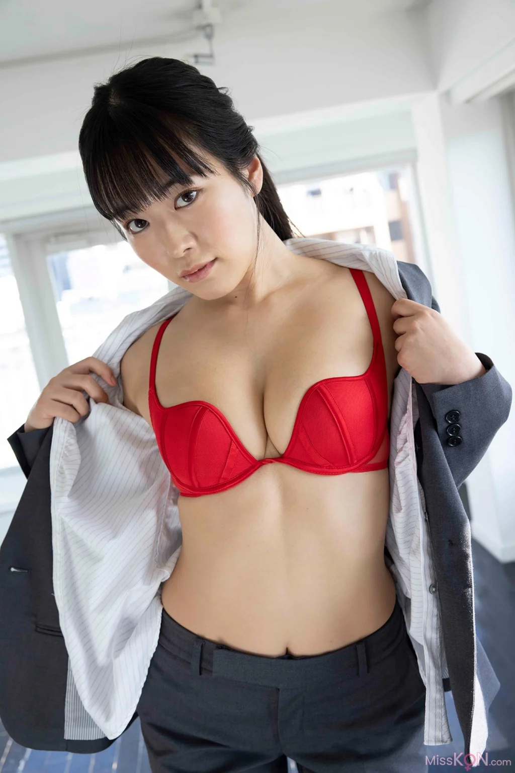 [JP] Shinonome Umi (東雲うみ): FLASHデジタル写真集 商社OL、破れちゃった！ (87 photos)