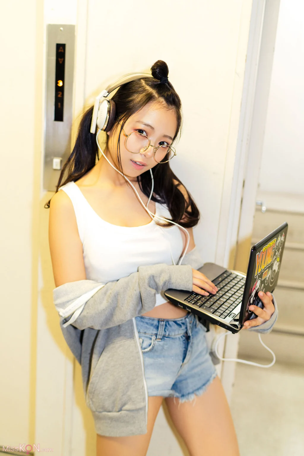 [JP] Ayano Kato (加藤綾乃): 【増量版 全50P】ミスマガのアソビバ！ 「スパイ＆アサシン」 ヤンマガデジタル写真集 (54 photos)