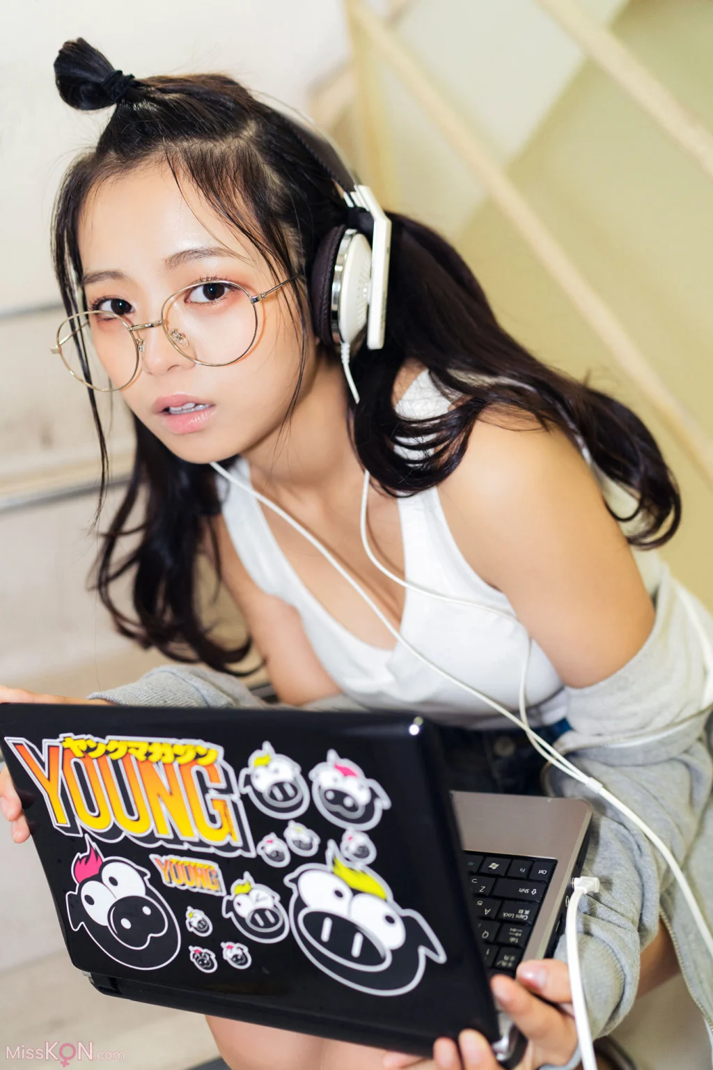 [JP] Ayano Kato (加藤綾乃): 【増量版 全50P】ミスマガのアソビバ！ 「スパイ＆アサシン」 ヤンマガデジタル写真集 (54 photos)
