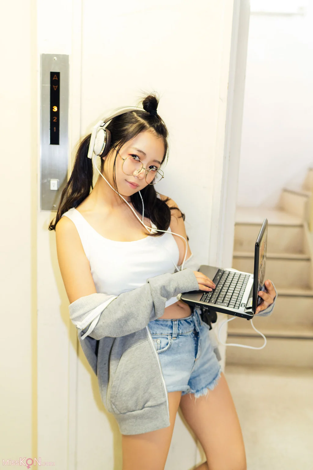 [JP] Ayano Kato (加藤綾乃): 【増量版 全50P】ミスマガのアソビバ！ 「スパイ＆アサシン」 ヤンマガデジタル写真集 (54 photos)