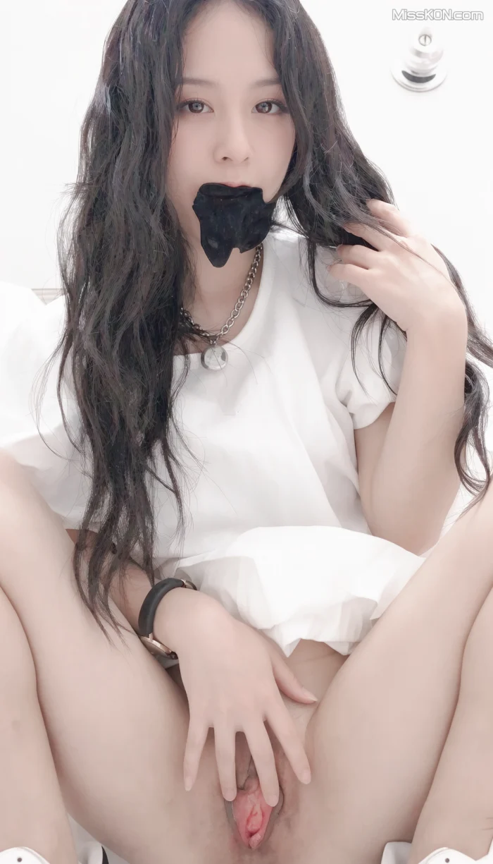 [OtherXXX] 家有仙桃妻: 淫妻调教露出 真实勾引老大爷私拍 (209 photos + 2 videos)