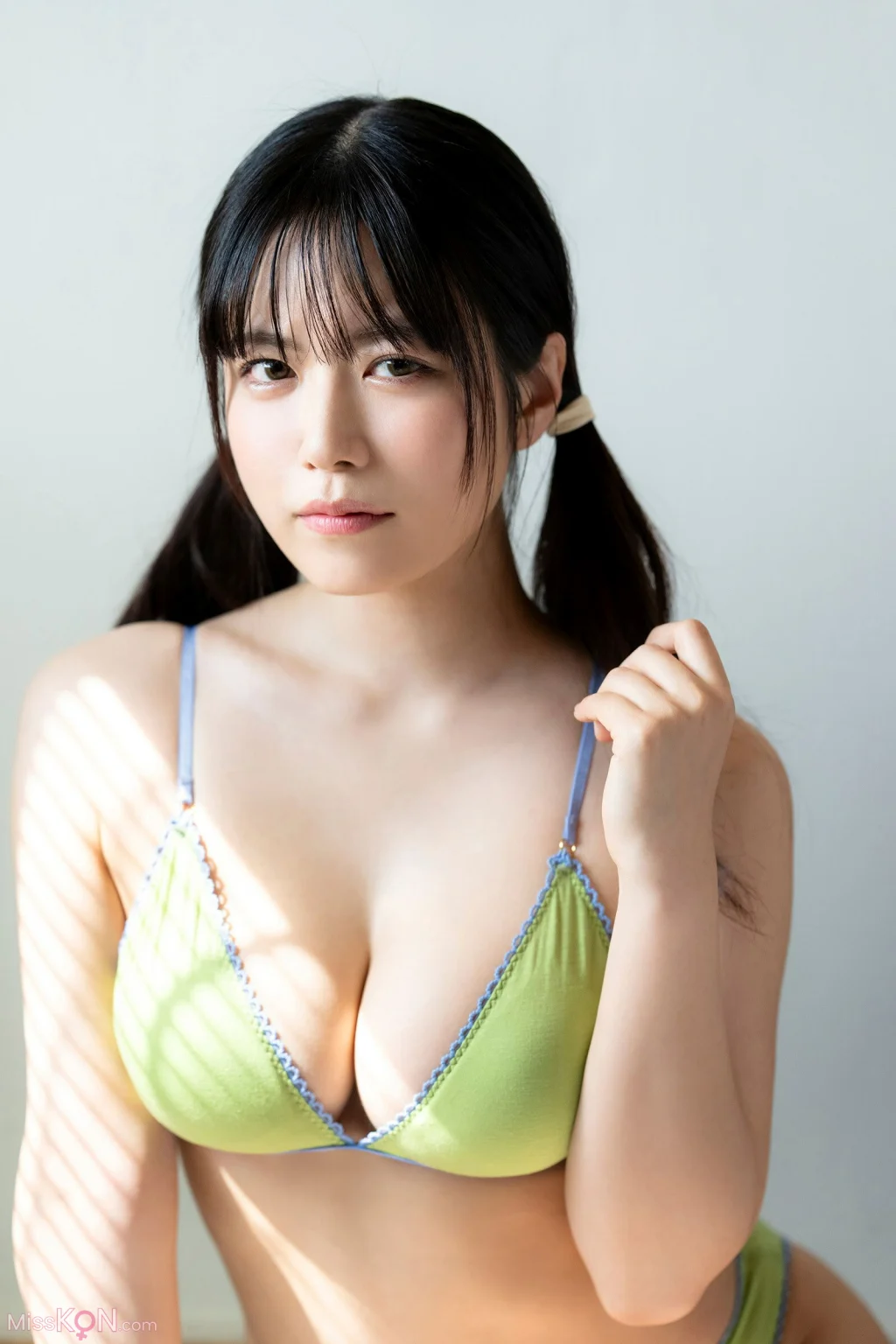 [JP] Shinonome Umi (東雲うみ): 漫画アクションデジタル写真集 「くつろぎダイナマイト」 (55 photos) – Page 2