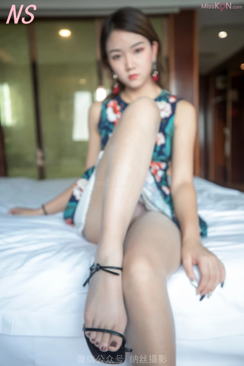 [NS纳丝摄影] No.124: 依依 超美腿无缝丝袜嫩脚 (91 photos + 1 video)