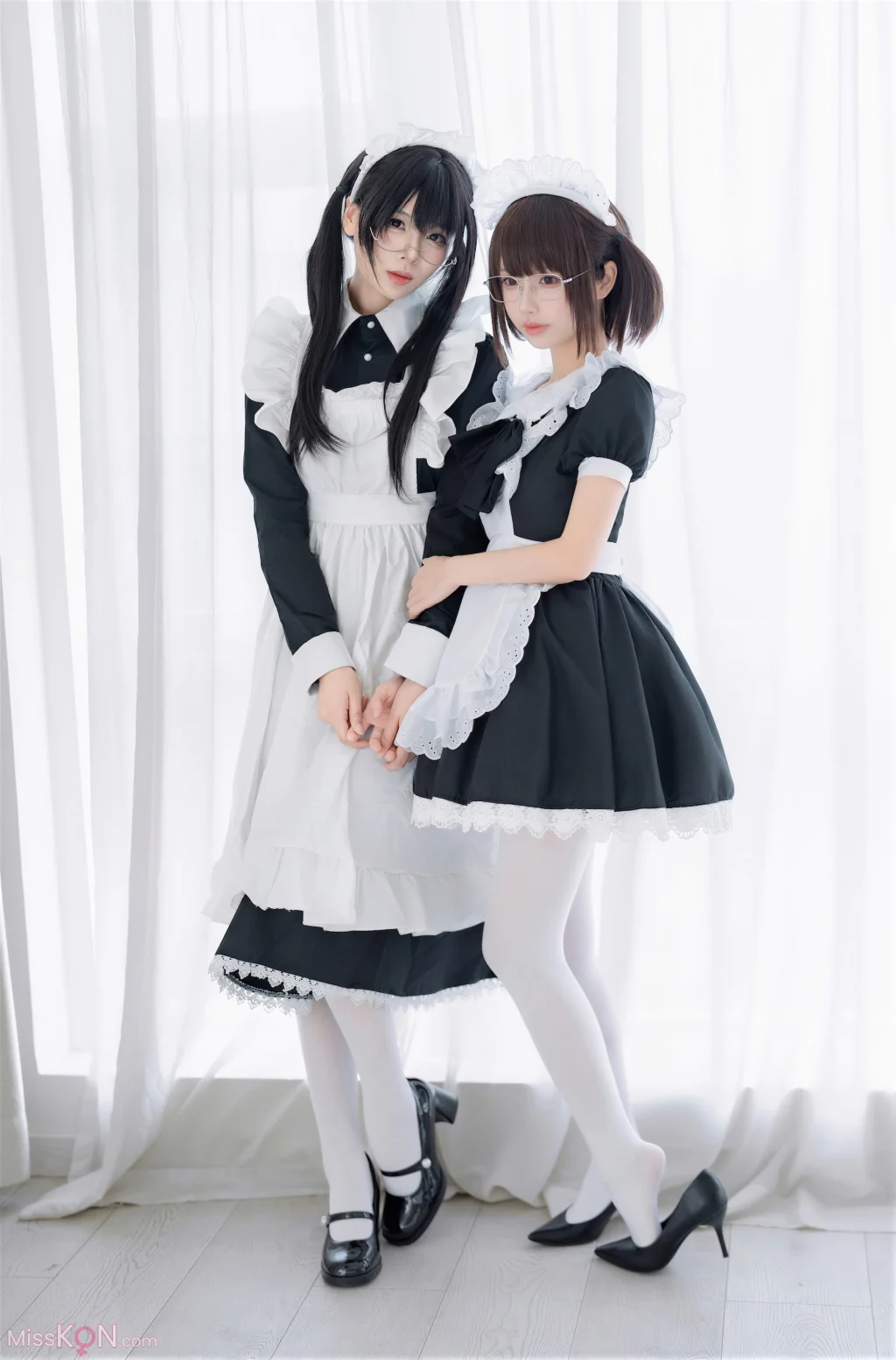 Coser@轩萧学姐 & 十万珍吱伏特: 双人女仆 (110 photos + 1 video)
