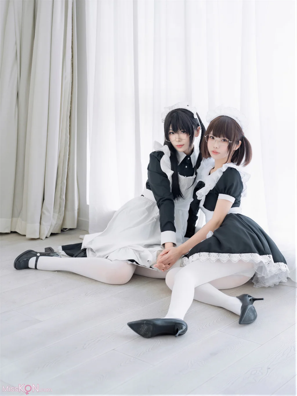Coser@轩萧学姐 & 十万珍吱伏特: 双人女仆 (110 photos + 1 video)
