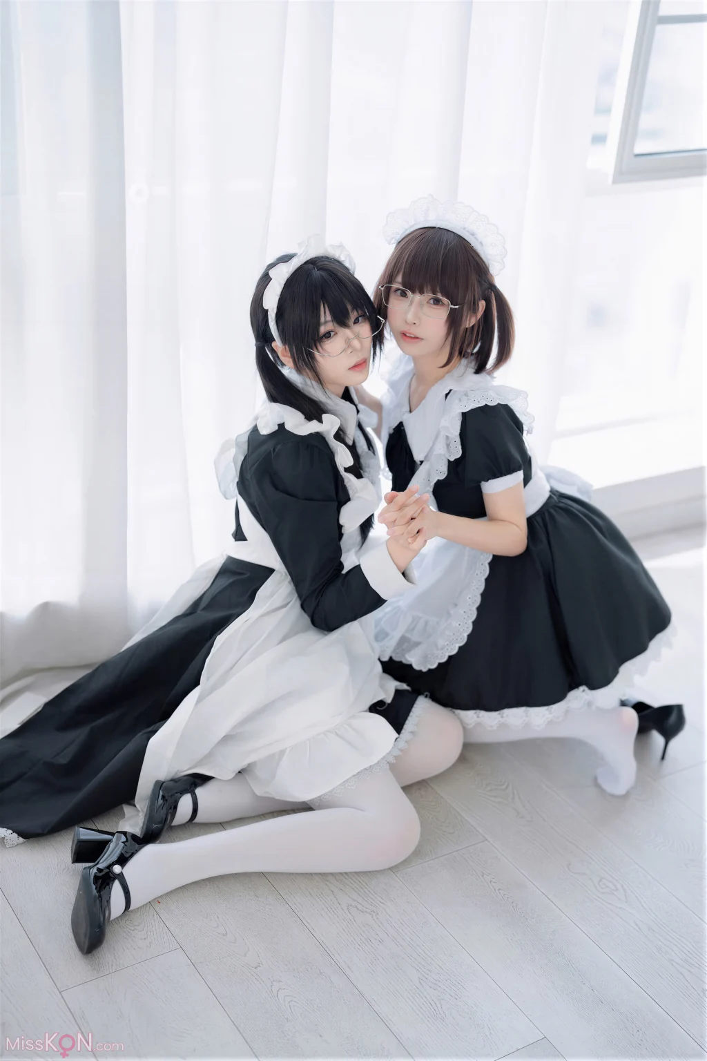 Coser@轩萧学姐 & 十万珍吱伏特: 双人女仆 (110 photos + 1 video)