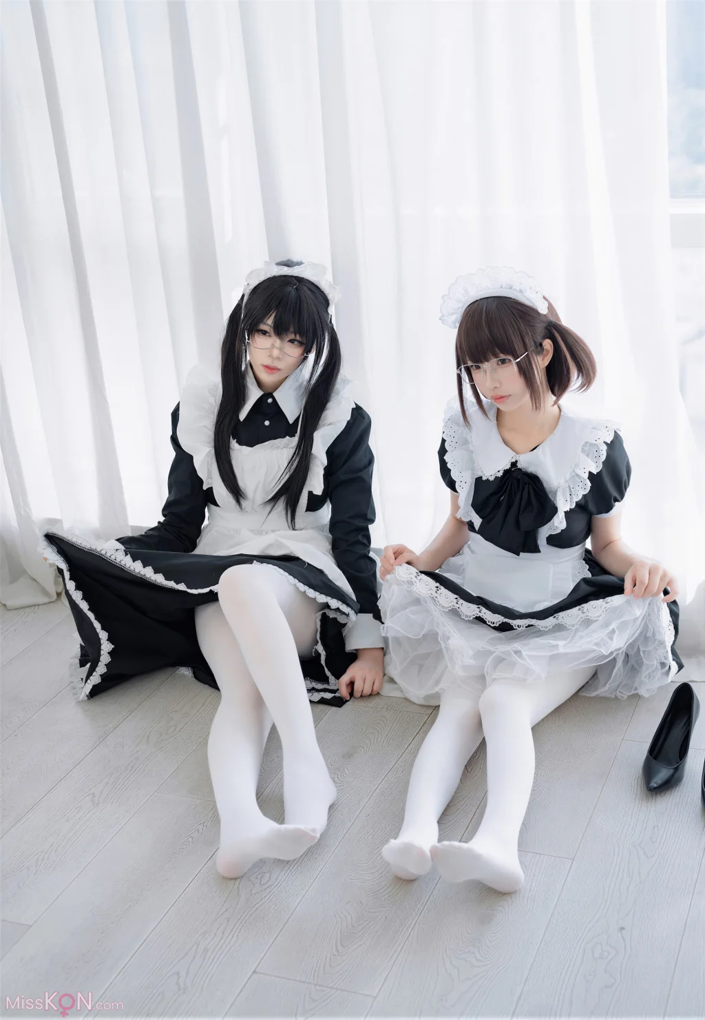Coser@轩萧学姐 & 十万珍吱伏特: 双人女仆 (110 photos + 1 video)