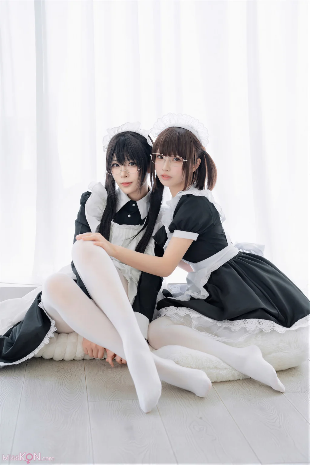 Coser@轩萧学姐 & 十万珍吱伏特: 双人女仆 (110 photos + 1 video)
