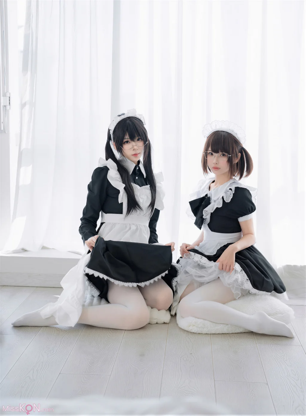 Coser@轩萧学姐 & 十万珍吱伏特: 双人女仆 (110 photos + 1 video)