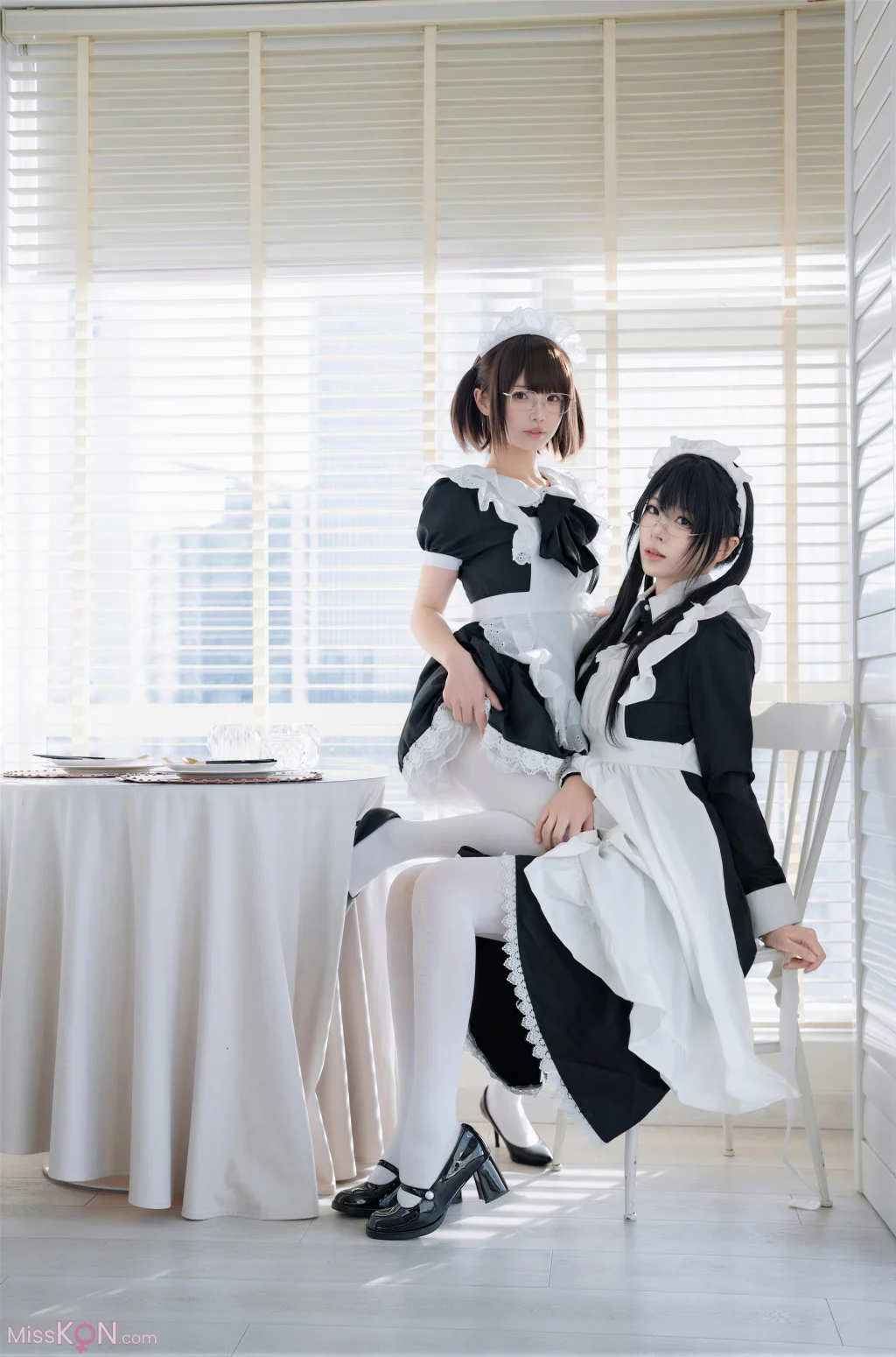 Coser@轩萧学姐 & 十万珍吱伏特: 双人女仆 (110 photos + 1 video)