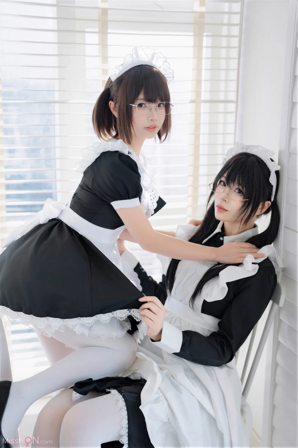 Coser@轩萧学姐 & 十万珍吱伏特: 双人女仆 (110 photos + 1 video)