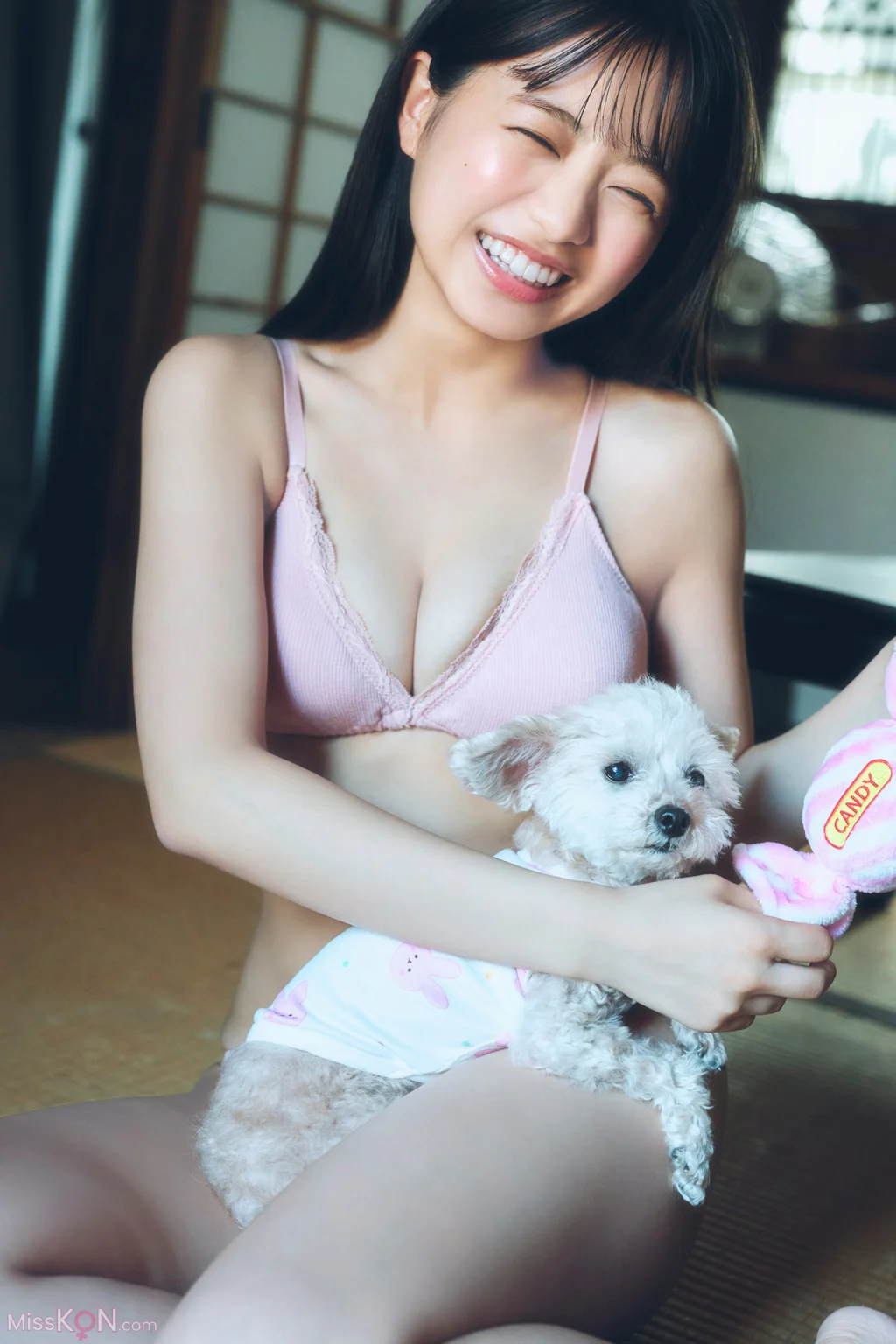 [JP] Ayano Kato (加藤綾乃): 【増量版 全50P】ミスマガのアソビバ！ 雨の日の過ごし方 ヤンマガデジタル写真集 (54 photos)