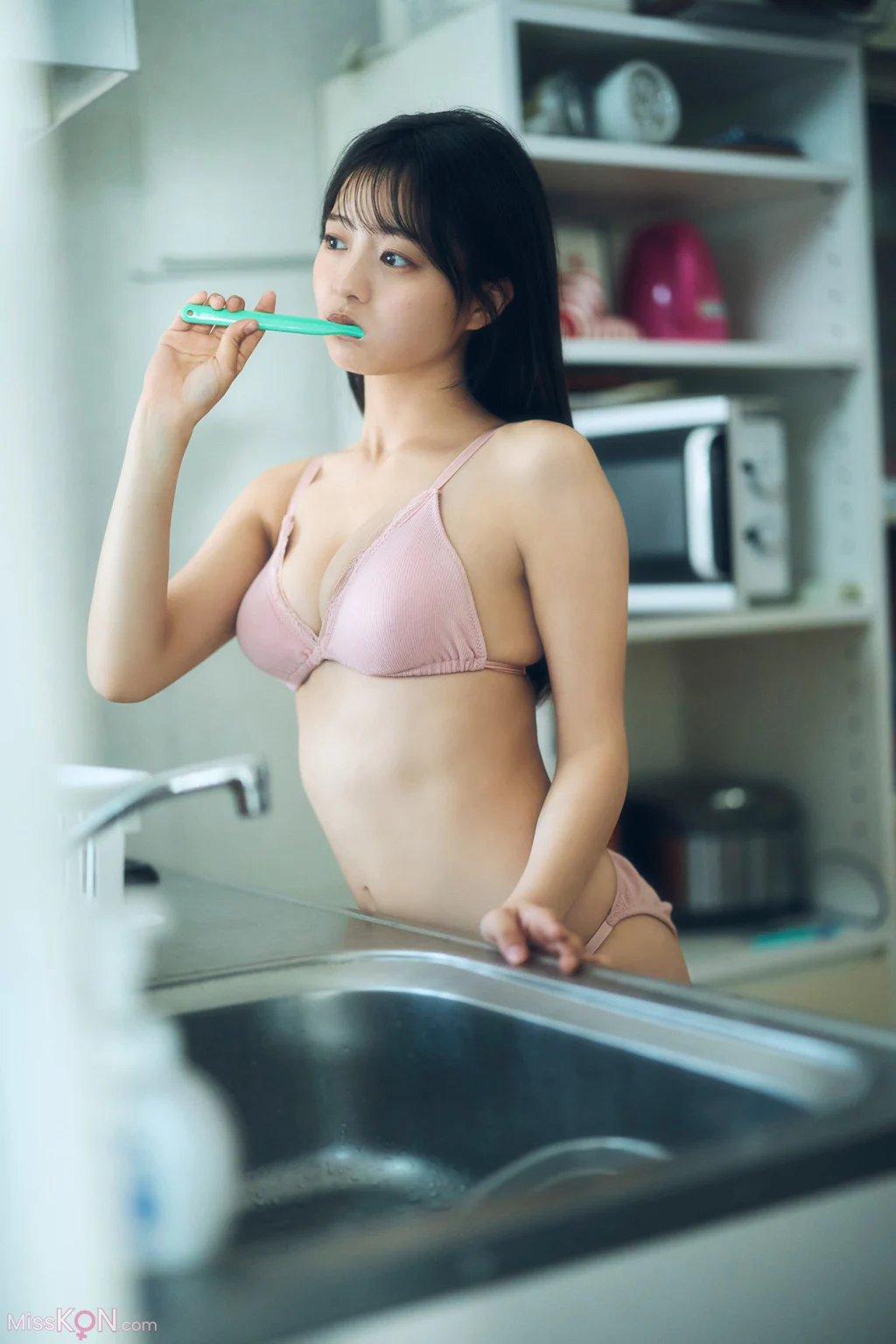 [JP] Ayano Kato (加藤綾乃): 【増量版 全50P】ミスマガのアソビバ！ 雨の日の過ごし方 ヤンマガデジタル写真集 (54 photos)