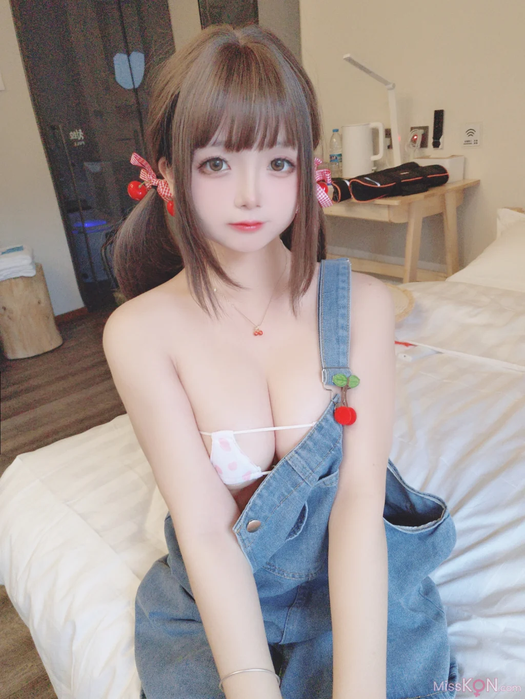 Coser@日奈娇: 背带牛仔裤 (44 photos)