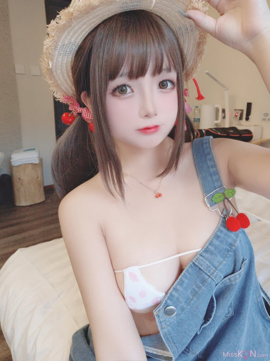 Coser@日奈娇: 背带牛仔裤 (44 photos)