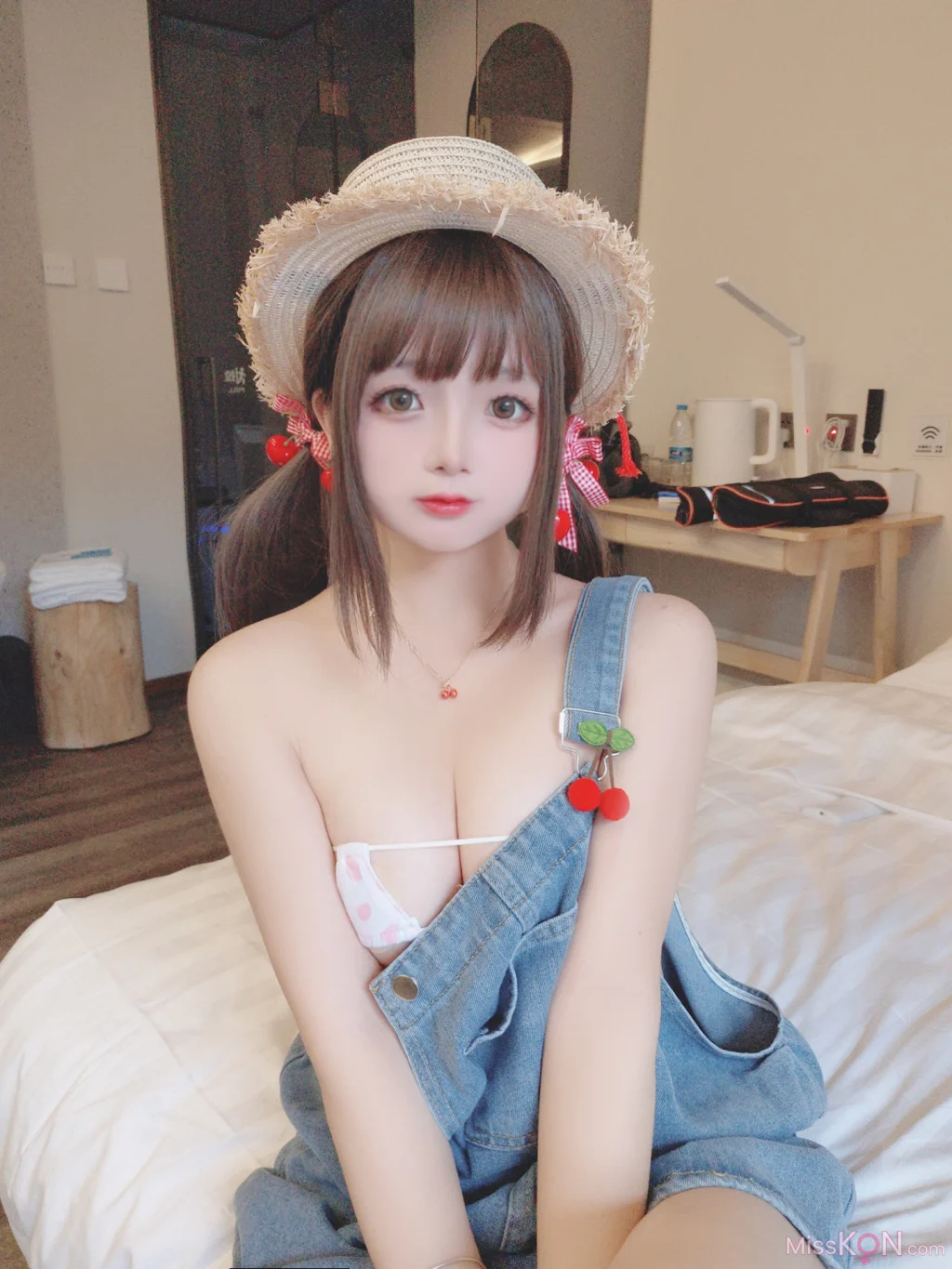 Coser@日奈娇: 背带牛仔裤 (44 photos)