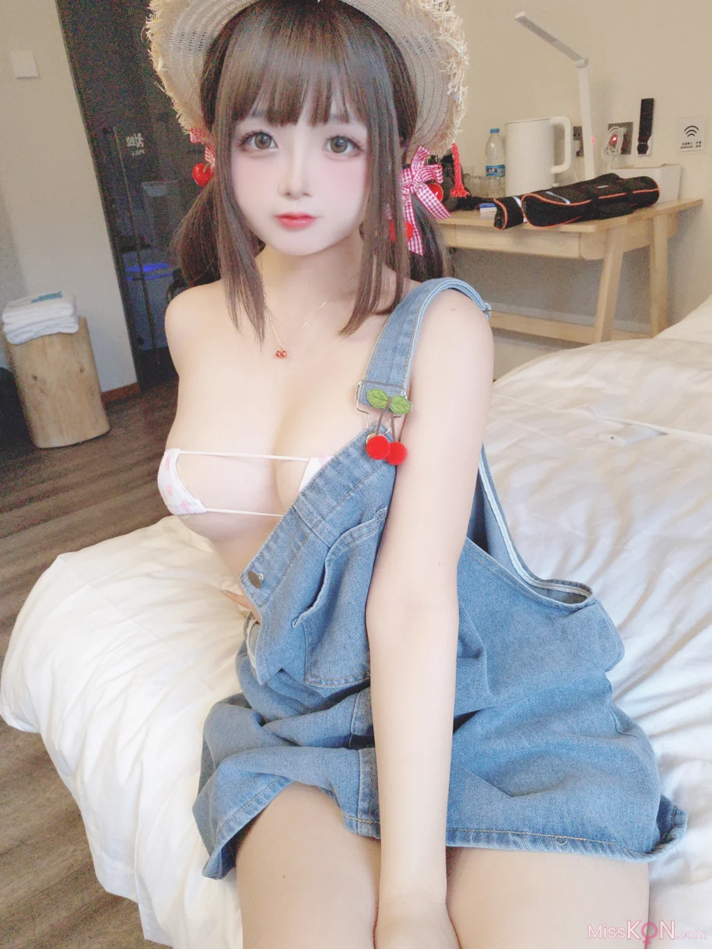Coser@日奈娇: 背带牛仔裤 (44 photos)
